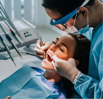 Dentista atendiendo a un paciente en DentalDemo