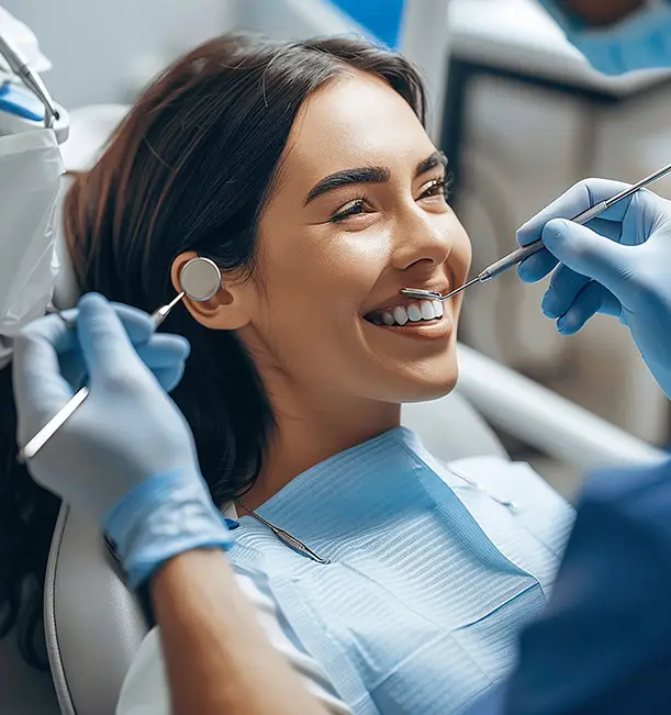 Dentista atendiendo a paciente en DentalDemo