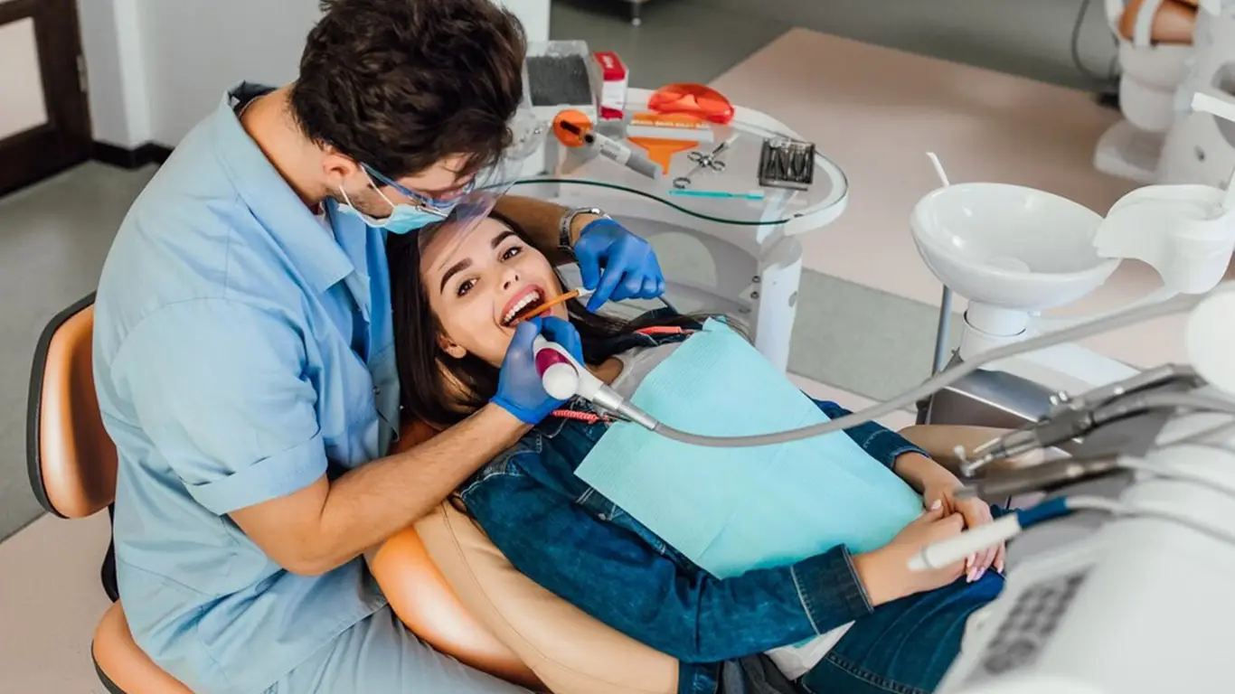 Niño en consulta dental por primera vez, experiencia positiva